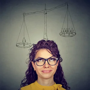 Une femme qui s'interroge sur le portage salarial