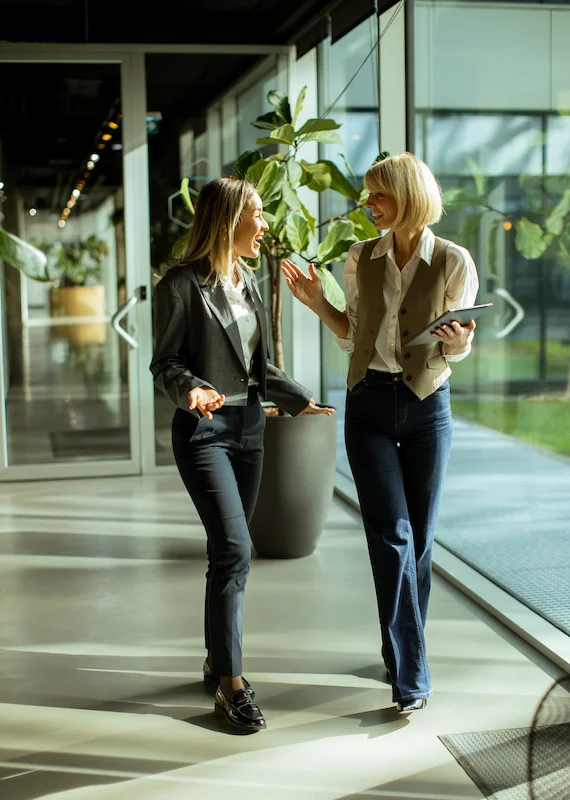 Objectif Mission s'engage à vos côtés - deux femmes parlant dans un bureau