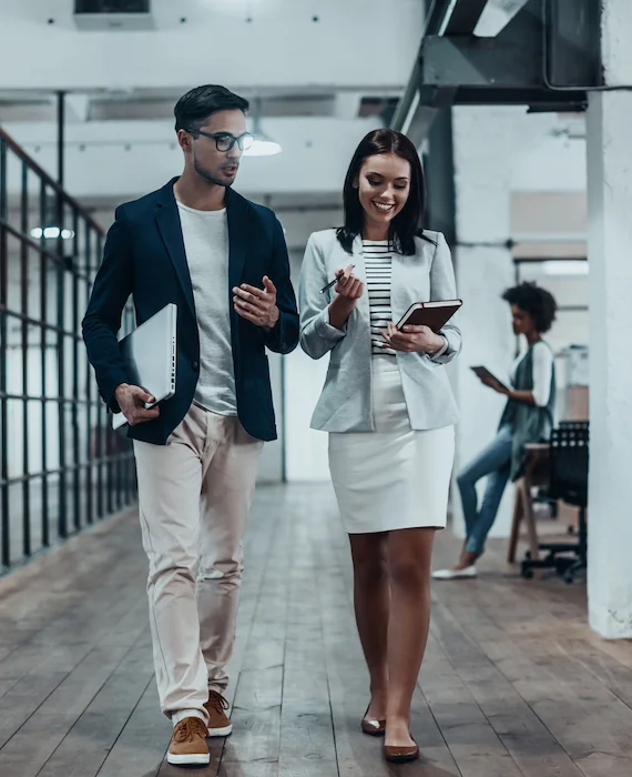 portage salarial consultant - deux freelances marchant dans un couloir de bureau