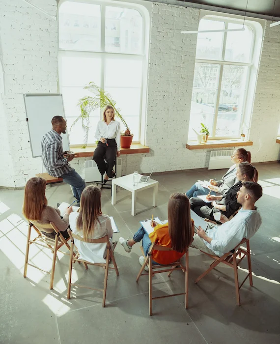 portage salarial pour formateur - un groupe de salariés en formation assis en rond